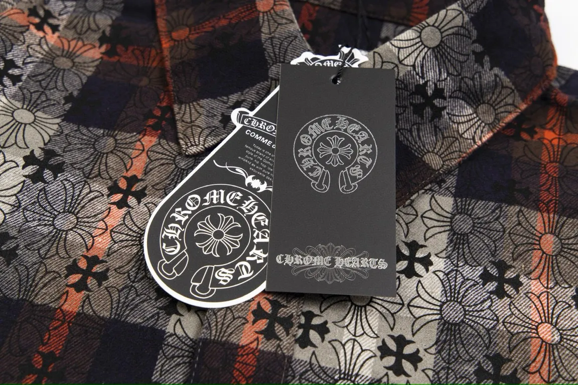 P230 Style number: G009 Chrome Hearts classic cashew flower cross all-over printed jacquard long-sleeved top casual shirt for couples 1️⃣Customized original jacquard fabric, high-quality pure cotton jacquard plaid fabric, soft and comfortable to the touch, a very high-quality fabric! 2️⃣The details of the workmanship are perfectly controlled. The lining is made of vest hemming, and the cuffs are made of double cross leather labels. It is different from the ordinary version. The collar is also designed with interlining, which shows high-end fashion and personality. The style is fashionable, simple and elegant, and it is a very versatile jacket! 4⃣️Complete accessories, all customized with original versions! Same style for men and women Color: cashew red Size: S, M, L, XL